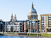 St. Paul's Cathedral und Gebäude am Flussufer; London, England