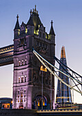Tower Bridge und die Shard; London, England