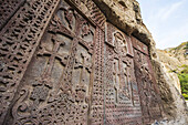 Khachkars, armenische Kreuzsteine im Geghard-Kloster, Azat-Tal; Armenien