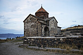 Surp Astvatsatsin (Heilige Mutter Gottes Kirche) des Sevanavank (Sevank Kloster) mit Blick auf den Sewansee; Provinz Gegharkunik, Armenien