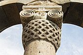 Armenisches ionisches Kapitell auf einer der rekonstruierten Säulen der Zvartnots-Kathedrale; Provinz Armavir, Armenien