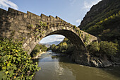 Sanahin-Brücke, erbaut 1195 über den Fluss Debed; Alaverdi, Provinz Lori, Armenien
