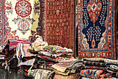 Traditionelle Teppiche zum Verkauf auf dem Vernissage-Markt; Eriwan, Armenien