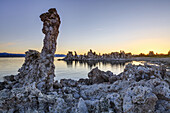 Tuffsteinformationen bei Sonnenaufgang, Mono Lake; Lee Vining, Kalifornien, Vereinigte Staaten Von Amerika