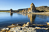 Tuffsteinformationen in der Morgendämmerung, Mono Lake; Lee Vining, Kalifornien, Vereinigte Staaten Von Amerika