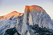 Half Dome bei Sonnenuntergang von Glacier Point, Yosemite National Park; Kalifornien, Vereinigte Staaten Von Amerika