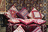 Kissen und Teppiche zum Verkauf in einem Souvenirladen; Baku, Aserbaidschan
