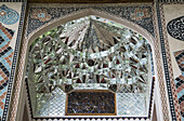 Verspiegelte Murqanas an der Fassade des Palastes der Shaki Khans; Shaki, Aserbaidschan