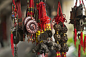 Einige traditionelle chinesische Ornamente in einem Straßenladen; Taipeh, Taiwan, China