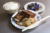 Lokales Essen in Waiao, Yilan Land, Kohl, Aubergine, Tofu, Schweinefleisch und Reis; Taiwan, China
