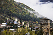 Panoramablick mit Svan-Türmen; Mestia, Samegrelo-Zemo Svaneti, Georgien