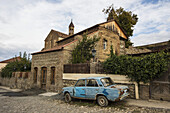 Lada geparkt bei der Kirche des Heiligen Georg; Schgnaghi, Kachetien, Georgien