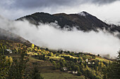 Dorf mit Swan-Türmen zwischen Mestia und Ushguli bei tief hängenden Wolken, Ober-Swaneti; Samegrelo-Zemo-Swaneti, Georgien