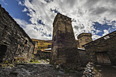 Svan-Steintürme im Dorf Chazhashi; Ushguli, Samegrelo-Zemo Svaneti, Georgien