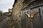Tür des Ethnografischen Museums im Dorf Zhibiani; Ushguli, Samegrelo-Zemo Svaneti, Georgien
