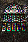 Buntglasfenster und Spiegel im Inneren des Mausoleums des Shah-E-Chergah-Schreins; Shiraz, Provinz Fars, Iran