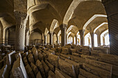 Säulen im Shabestan oder Gebetssaal der Vakil-Moschee; Shiraz, Provinz Fars, Iran