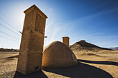 Kleine Adobe-Struktur mit Badgirs (Windfängern) bei den zoroastrischen Türmen der Stille; Yazd, Iran