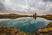 Krater innerhalb der Festung, gefüllt mit Quellwasser, Takht-E Soleyman; West-Azarbaijan, Iran