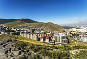 Neue Wohnungen in Ub City am Fuße des Zaisan Hill. Es wird gehofft, dass einige Menschen aus dem Ger-Distrikt in dieses Gebiet ziehen werden, damit sie Zugang zu öffentlichen Versorgungseinrichtungen haben; Ulaanbaatar, Mongolei