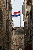 Kroatische Flagge in der Stadt Korcula; Korcula, Kroatien