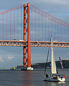 Die Brücke 25 de Abril; Lissabon, Bezirk Setubal, Portugal