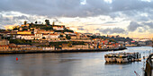 Portos Viertel am Flussufer; Ribeira, Porto, Portugal