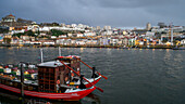 Douro-Fluss mit Blick auf die Uferlinie und zwei Boote; Santa Marinha, Porto, Portugal