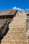Bauwerk 1 mit überdachter Stuckfassade, Akroplolis, Ek Balam, Yucatec-Mayan Archaeological Site; Yucatan, Mexiko