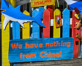 Schild vor einem Touristengeschäft, das Souvenirs verkauft: "Wir haben nichts aus China!"; Roatan, Bay Islands Department, Honduras