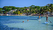 Touristen genießen das Wasser vor der Küste von West End Village; Roatan, Bay Islands Department, Honduras