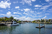 Hafen von Sovereign Islands, eine wohlhabende, geschlossene Wohnanlage im Vorort Paradise Point an der Gold Coast; Queensland, Australien