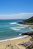 Sonnenanbeter und Schwimmer am Strand, Sunshine Coast; Noosa Heads, Queensland, Australien