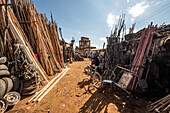 Medeber-Markt, auf dem Handwerker alte Reifen und Blechbüchsen zu neuen Gegenständen verarbeiten; Asmara, Zentralregion, Eritrea