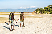 Hadzabe-Jäger auf dem Rückweg zum Lager nach einer erfolgreichen Morgenjagd in der Nähe des Eyasi-Sees; Tansania