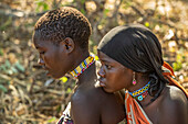 Nahaufnahme von zwei jungen Hadzabe-Frauen mit buntem Perlenschmuck in der Nähe des Eyasi-Sees; Tansania