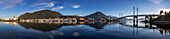 Hafen von Sitka und die John O'Connell-Brücke mit Mt. Versovia und Gavin Hill im Hintergrund; Sitka, Alaska, Vereinigte Staaten von Amerika