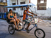 Tretauto mit einem anderen und einer Tochter in den Straßen von Havanna; Havanna, Kuba