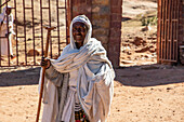Äthiopische Frau vor der Abreha we Atsbeha-Kirche; Region Tigray, Äthiopien