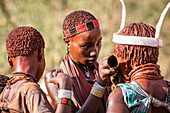 Hamer-Mädchen bei einer Stiersprung-Zeremonie, mit der ein Junge in die Männlichkeit eingeführt wird, im Dorf Asile; Omo-Tal, Äthiopien