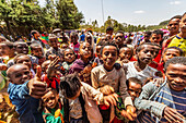 Jungen bei einer Timkat-Prozession während des orthodoxen Tewahedo-Dreikönigsfestes, das am 19. Januar gefeiert wird; Sodo, Region der Nationalitäten und Völker des Südens, Äthiopien