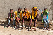 Äthiopische Jungen sitzen und lachen in Harar Jugol, der befestigten historischen Stadt; Harar, Region Harari, Äthiopien