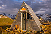 Die Thayer Hut, die sich in einem abgelegenen Gebiet der östlichen Alaska Range neben dem Castner Glacier befindet, bietet seit ihrem Bau in den 1960er Jahren Bergsteigern und anderen eine Unterkunft; Alaska, Vereinigte Staaten von Amerika
