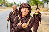 Buddhistische Nonnen stehen am Straßenrand; Taungyii, Shan-Staat, Myanmar