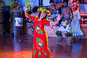 Polynesische Tänzerin in rotem Kleid auf der Bühne; Hanga Roa, Osterinsel, Chile