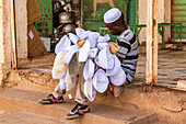 Sudanesischer Hutverkäufer auf dem Markt von Omdurman; Omdurman, Khartum, Sudan