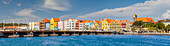 Die malerische Punda-Seite des Hafens von Willemstad ist ein nationales Wahrzeichen von Curacao. Drei Bilder wurden für dieses Panorama digital kombiniert; Willemstad, Curacao