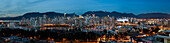 Panorama der Lichter, die die Stadt Vancouver bei Nacht erleuchten; Vancouver, British Columbia, Kanada