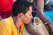 Junge küsst einen Affen, Stone Town of Zanzibar; Sansibar-Stadt, Unguja-Insel, Sansibar, Tansania