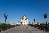 Ein langer Gang führt zur Christ-Erlöser-Kathedrale mit goldenen Zwiebeltürmen vor einem strahlend blauen Himmel, Russisch-Orthodoxe Kirche (Moskauer Patriarchat); Moskau, Russland